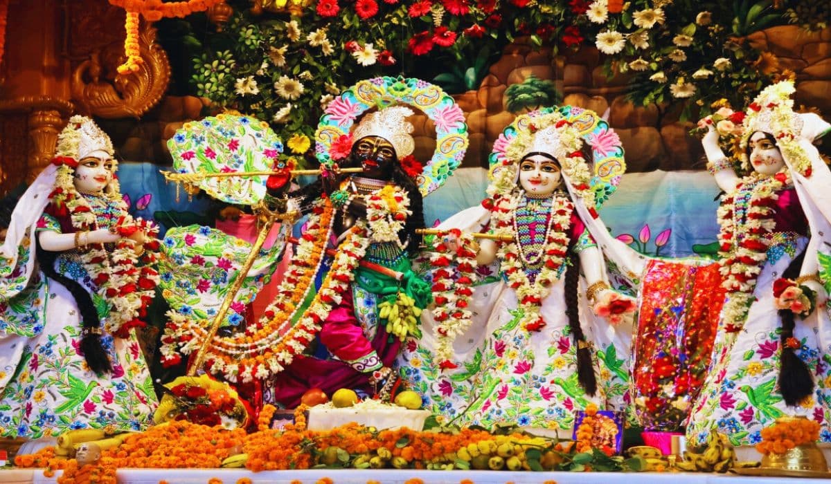 पटना के इस्कॉन मंदिर में श्री कृष्ण जन्मोत्सव की तैयारियां पूरी, थाईलैंड की फूलों से सजा है मंदिर, चांदी के 251 कलश से होगा अभिषेक…