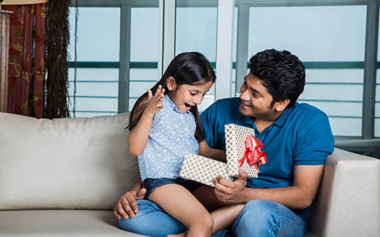 Vastu Tips: जानिए बच्चों को उपहार में क्या देना चाहिए और क्या नहीं
