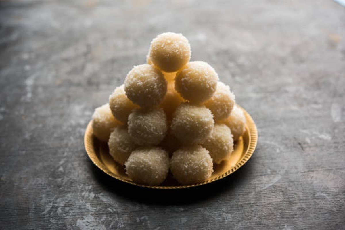 Nariyal Laddu Recipe: नाग पंचमी पर जरूर बनाएं नारियल के लड्डू, यहां देखें रेसिपी