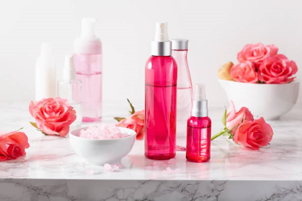 Skin Care Tips: ऐसे करें गुलाब जल का इस्तेमाल ब्राइट होगी स्किन