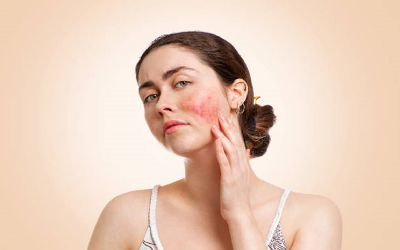 Skin Care Tips: स्किन केयर के नाम पर कभी ना लगाएं ये चीजें, बढ़ जाएगी परेशानी