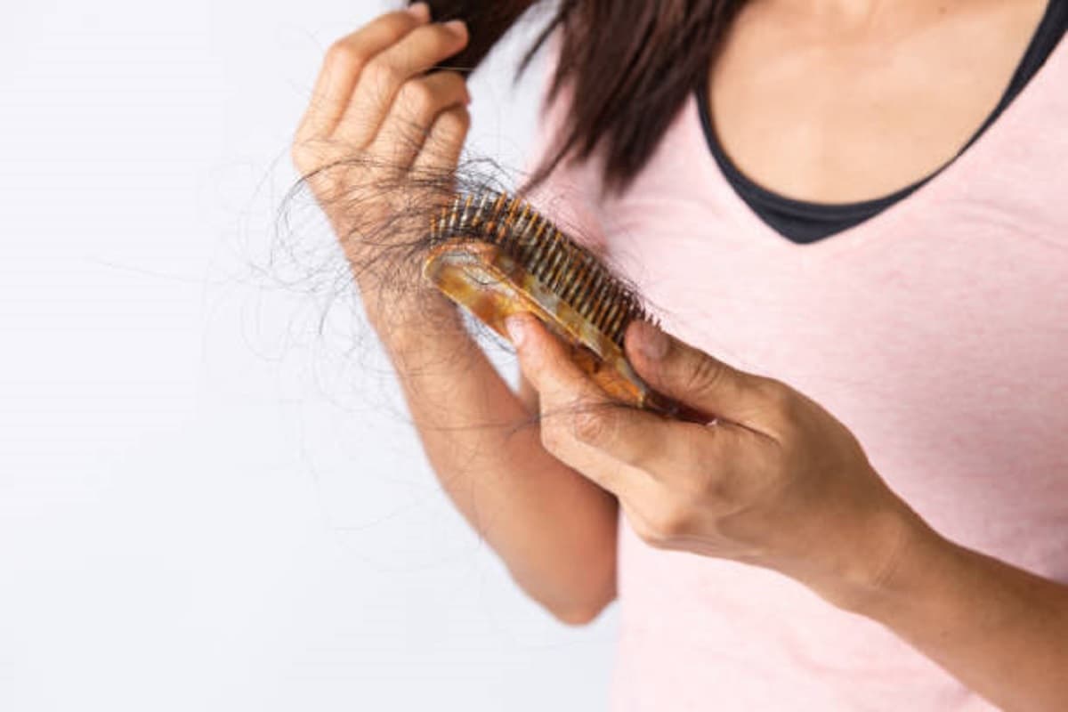 Monsoon Hair Care: बरसात में बालों को झड़ने से रोकने के लिए फॉलो करें ये टिप्स