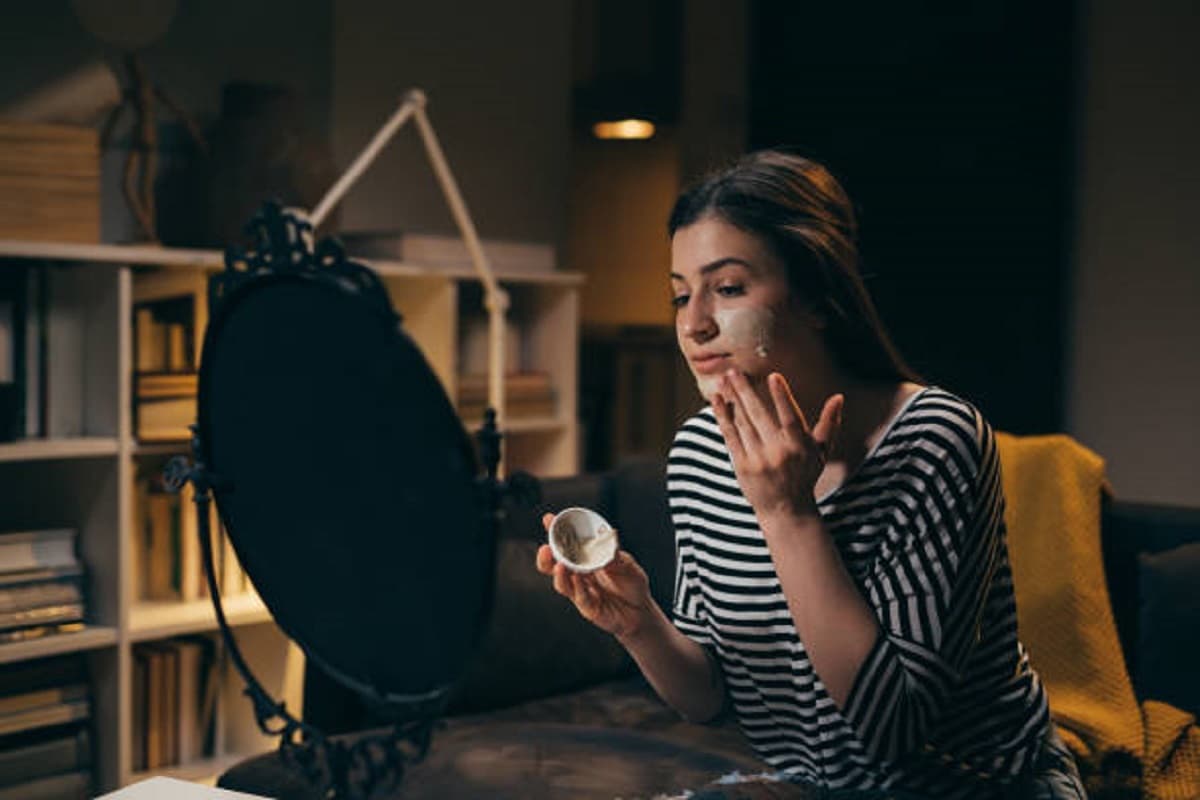 Skin Care Tips: कम समय में अच्छी स्किन पाने के लिए, सोने से पहले लगाएं ये चीजें