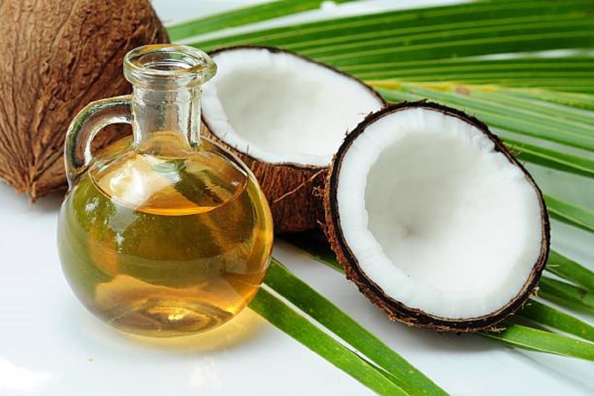 Skin Care Tips: जानिए क्या है चेहरे पर नारियल तेल लगाने के फायदे