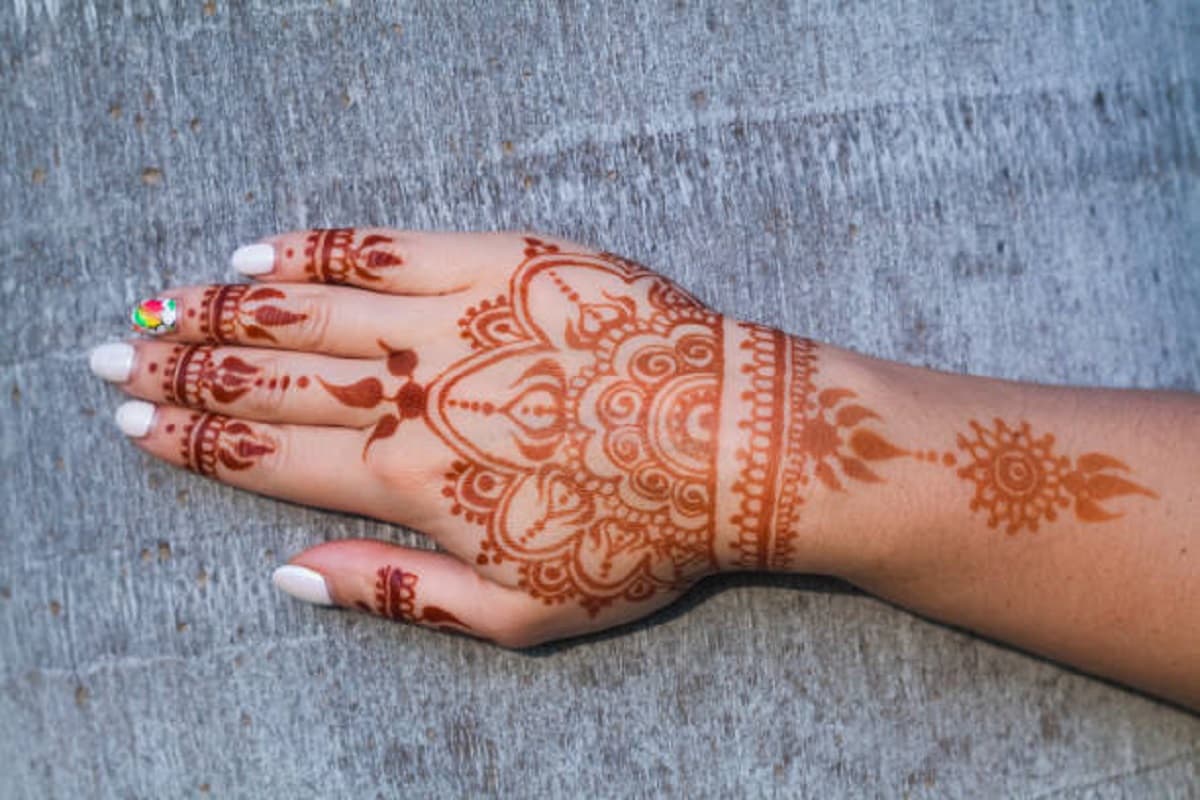 Latest Simple Mehndi Design: इस रक्षाबंधन अपके हाथों पर बहुत सुंदर लगेंगे ये मेहंदी डिजाइन