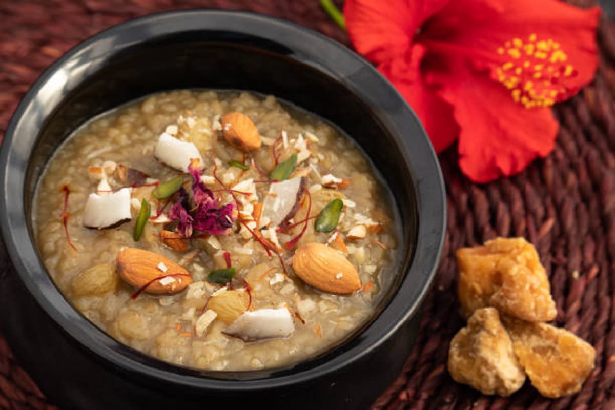 Gud Kheer Recipe: इस जन्माष्टमी कम सामग्रियों के साथ बनाएं गुड़ की खीर, यहां देखें रेसिपी