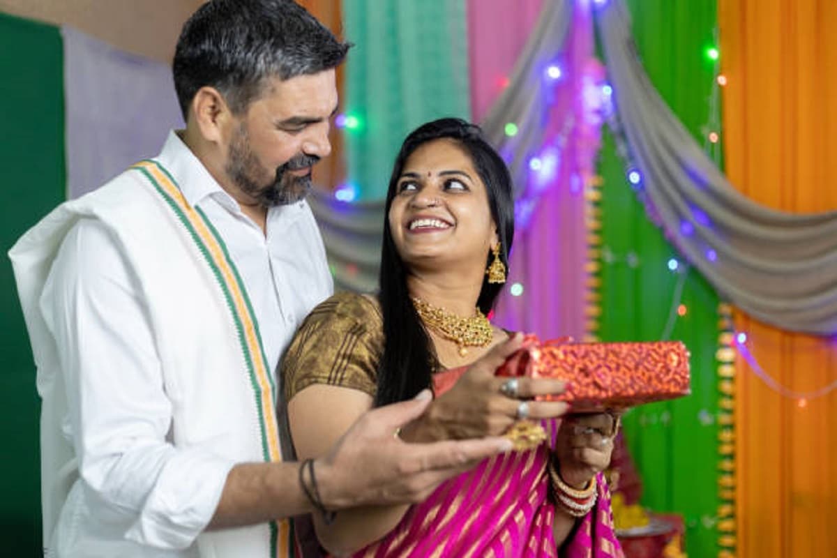 Hariyali Teej Gift Idea: आपकी पत्नी को बेहद पसंद आएंगे ये प्यारे गिफ्ट्स