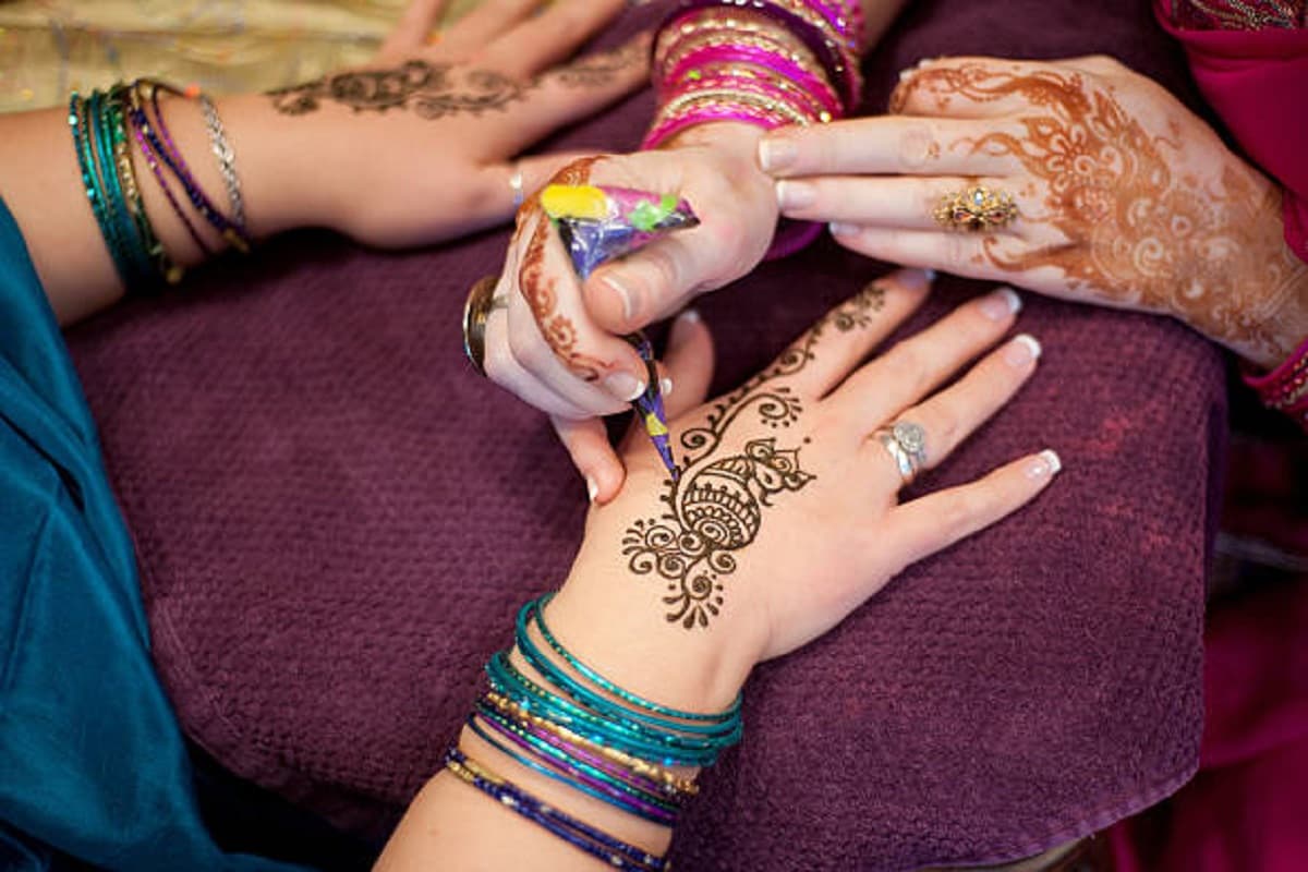 Janmashtami Peacock Mehndi Design: इस जन्माष्टमी आपके हाथों पर बहुत सुंदर लगेंगी ये मोर डिजाइन वाली मेहंदी