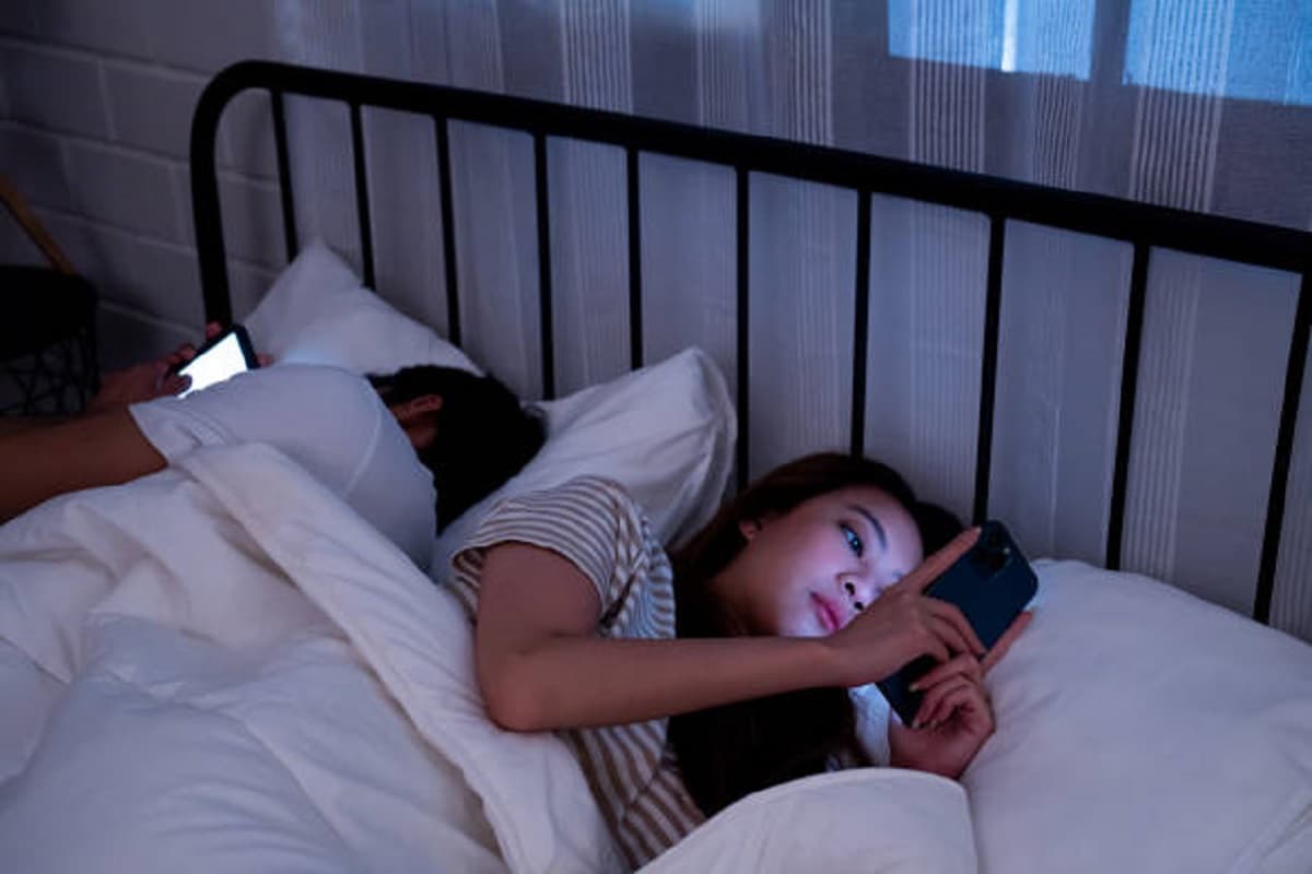 Relationship Tips: फोन के साथ ऐसे बनाएं स्वस्थ रिश्ता
