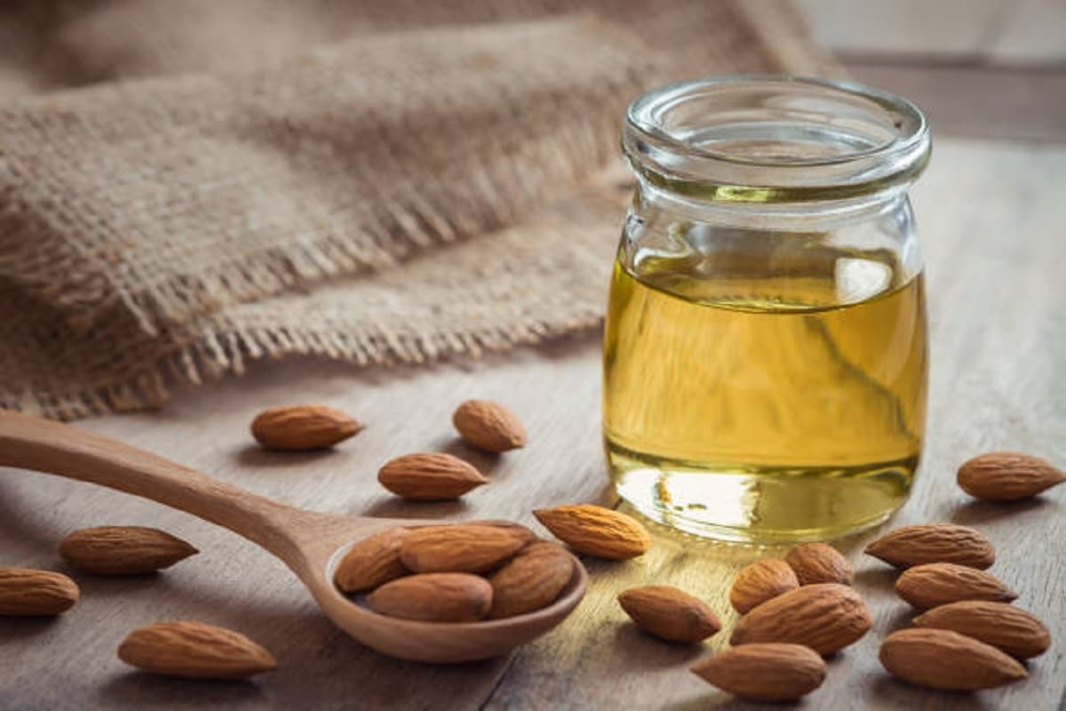 Hair Care Tips: जानिए क्या है बालों में बादाम का तेल लगाने के फायदे