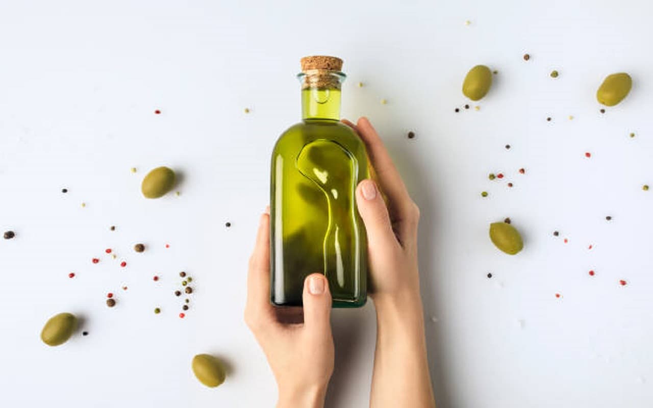 Hair Care Tips: जानिए बालों के लिए जैतून के तेल के चमत्कारी फायदे