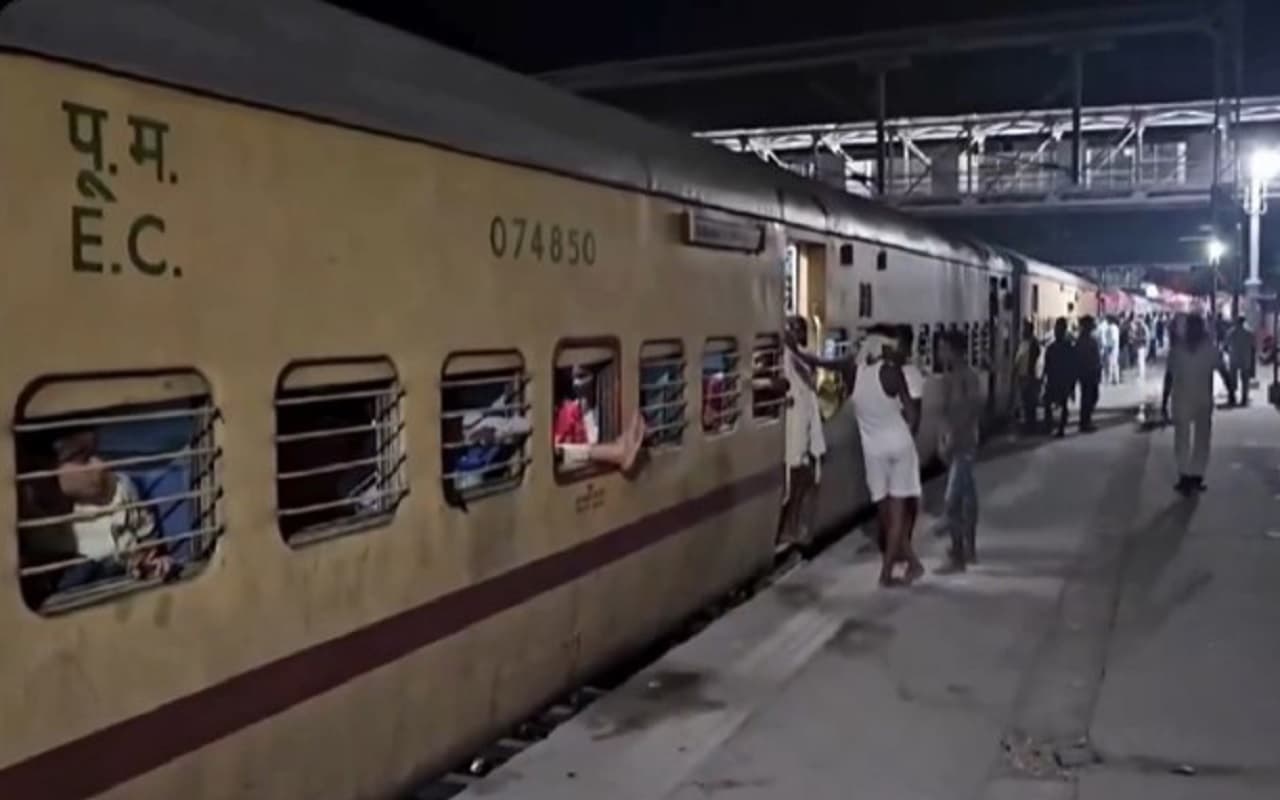 VIDEO: उमस-गर्मी के बीच बिहार में ट्रेन की जब AC हुई खराब, आधे घंटे तक प्लेटफॉर्म पर भटकते रहे यात्री