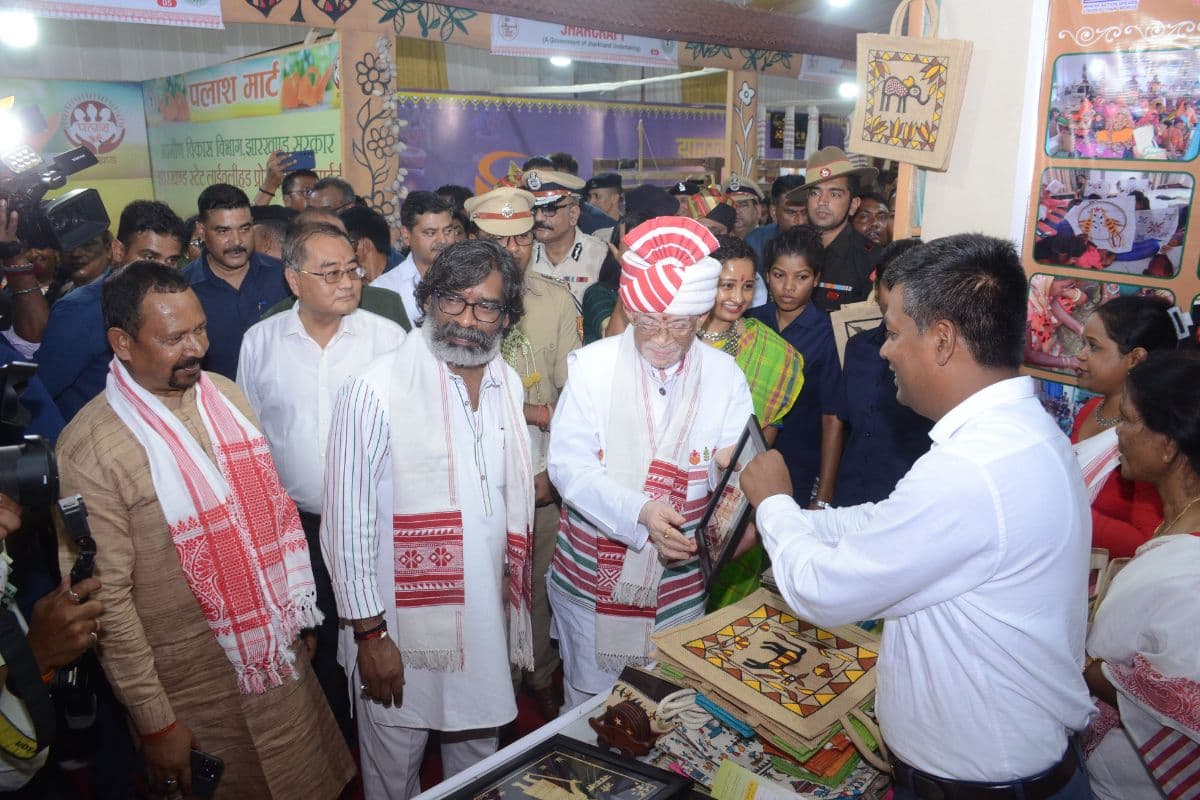 झारखंड आदिवासी महोत्सव में स्टॉल का निरीक्षण करते राज्यपाल व मुख्यमंत्री झारखंड आदिवासी महोत्सव में स्टॉल का निरीक्षण करते राज्यपाल व मुख्यमंत्री