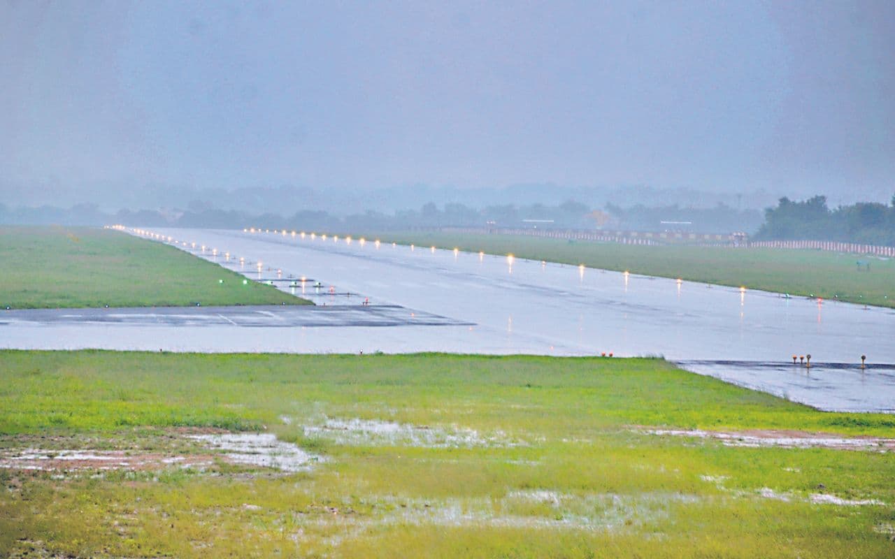 Jharkhand Weather: भारी बारिश से रांची एयरपोर्ट के रन-वे पर भरा पानी, कई विमान लेट