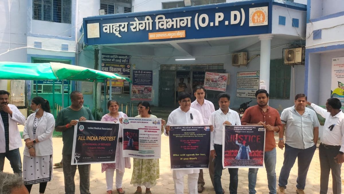 आईएमए कैमूर द्वारा भभुआ सदर अस्पताल के पास चिकित्सकों का प्रदर्शन, 24 घंटे के लिए ओपीडी को रखा बंद…