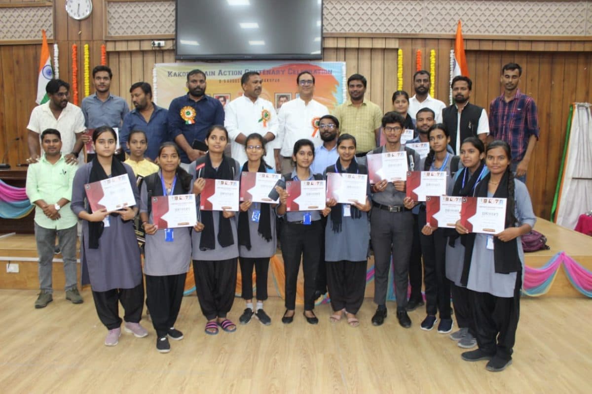 Kakori Train Action: क्रांतिकारियों से जुड़े दस्तावेज देखकर रोमांचित हुए छात्र-छात्राएं