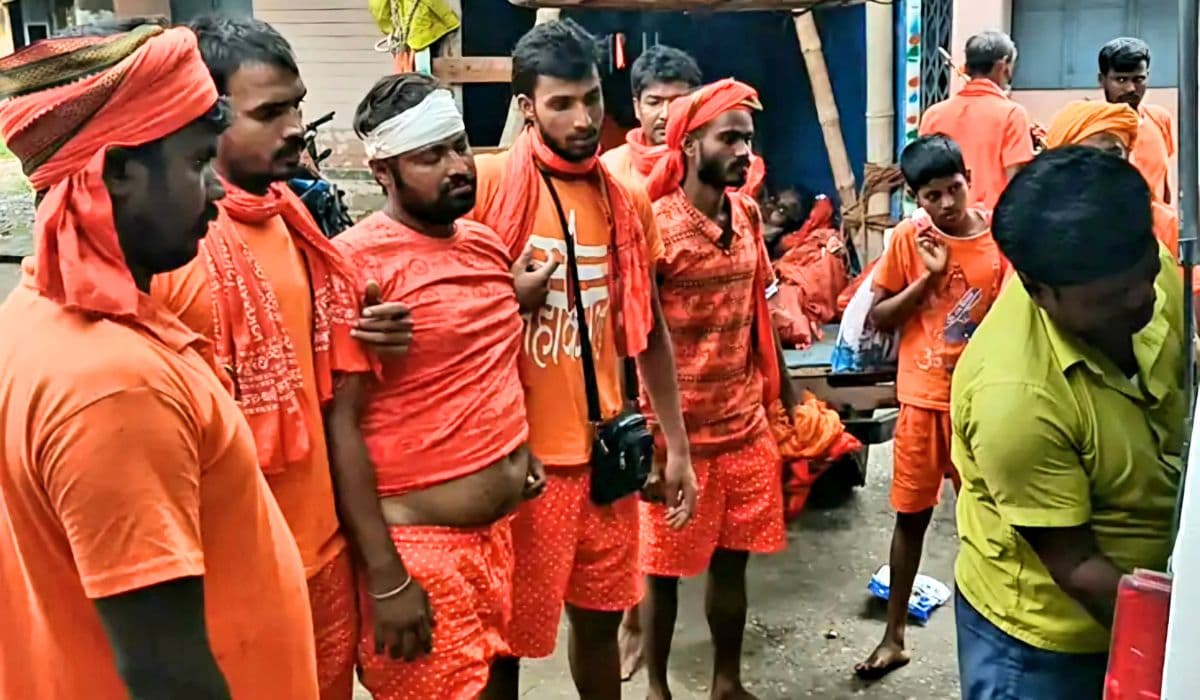 kanwariya accident news | Bihar Accident News: Pickup loaded with Kanwariyas overturned out of control in Jamui, condition of two critical kanwariya accident news | Bihar Accident News: Pickup loaded with Kanwariyas overturned out of control in Jamui, condition of two critical