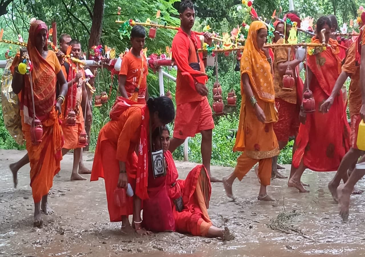 श्रावणी मेला: बाबाधाम के रास्ते पर चलते-चलते गिर रहे कांवड़िए, प्रशासन की बढ़ी चुनौती, जानिए वजह...
