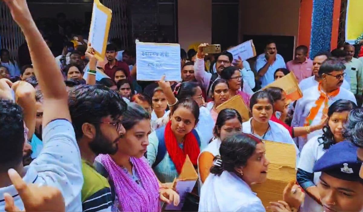 कटिहार: बीजेपी प्रदेश अध्यक्ष से मिलने पहुंचे एनएचएम कर्मी और बीजेपी कार्यकर्ता आपस में भिड़े...