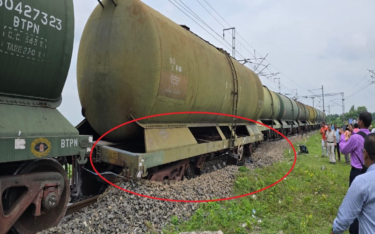 PHOTOS: बिहार में पटरी से उतरे मालगाड़ी के टैंकर, कटिहार-आजमनगर रूट पर ट्रेनों का परिचालन बाधित