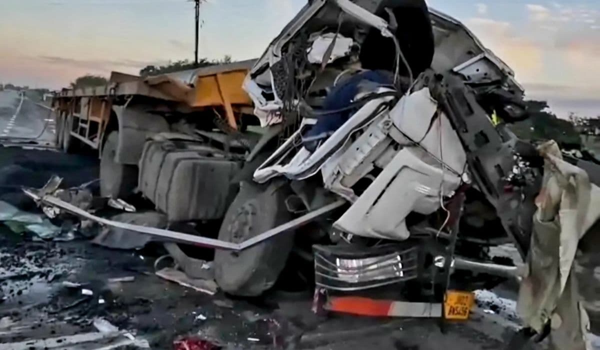 kishanganj accident news | Kishanganj Road Accident: Two trucks traveling at high speed collided in Kishanganj, one driver died. kishanganj accident news | Kishanganj Road Accident: Two trucks traveling at high speed collided in Kishanganj, one driver died.