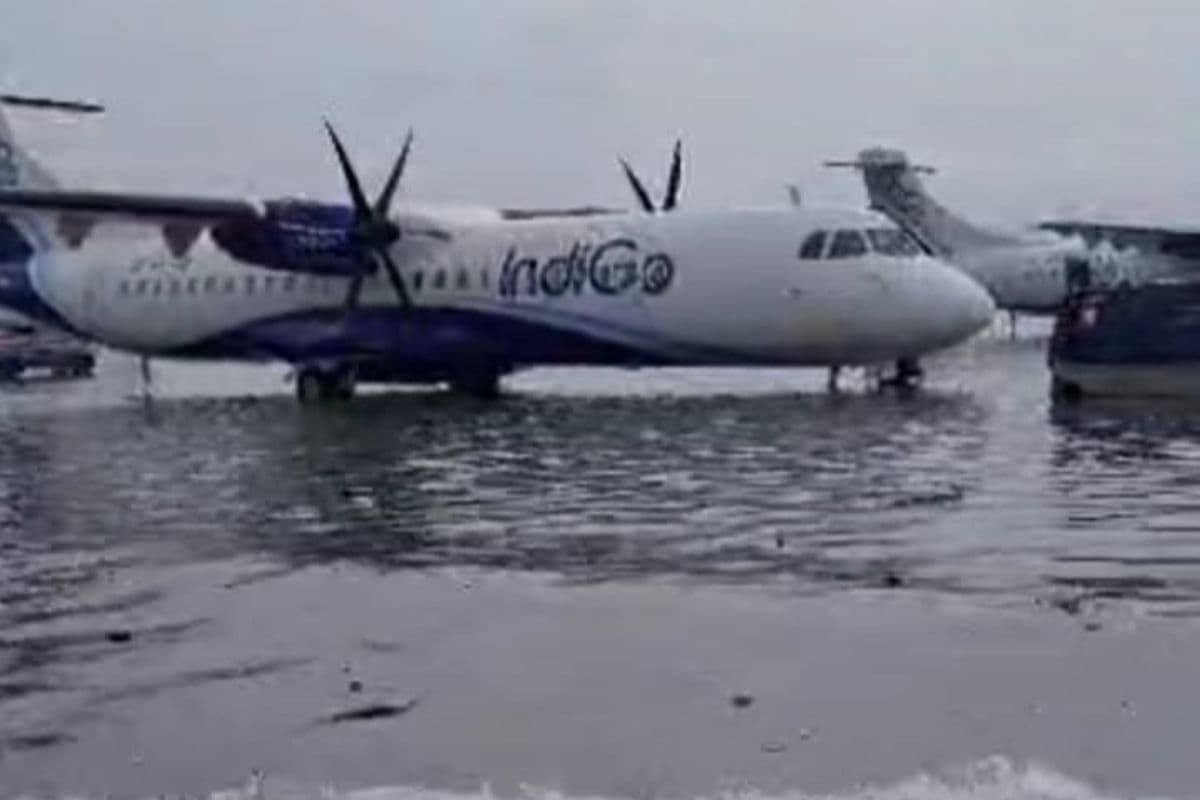 Kolkata Airport : कोलकाता एयरपोर्ट पर भरा पानी, यात्रियों की बढ़ी मुश्किलें