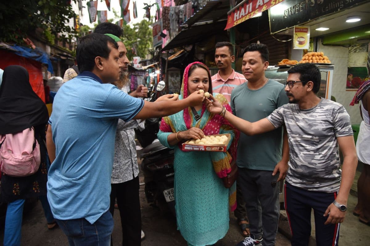 कोलकाता में बांग्लादेश उच्चायोग की बढ़ायी गयी सुरक्षा, सभी थाने अलर्ट, न्यू मार्केट में बांग्लादेशियों ने मनाया जश्न