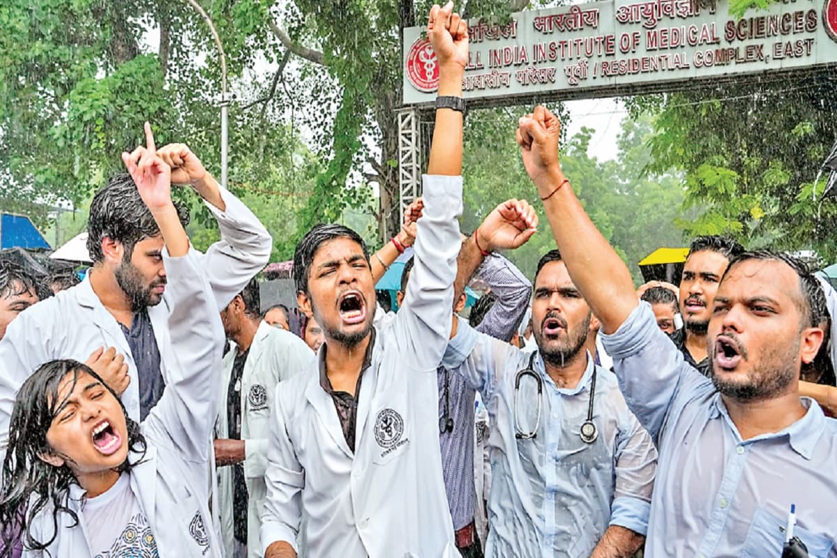 Kolkata Doctor Incident: आरोपी ने पहले किया बेहोश फिर दुष्कर्म के बाद गला दबा कर मार डाला, पोस्टमार्टम रिपोर्ट में खुलासा