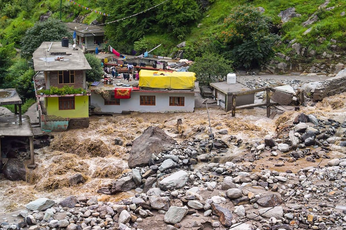 Himachal Cloudburst: हिमाचल प्रदेश में बादल फटने से भारी तबाही, 5 लोगों की मौत, 50 लापता