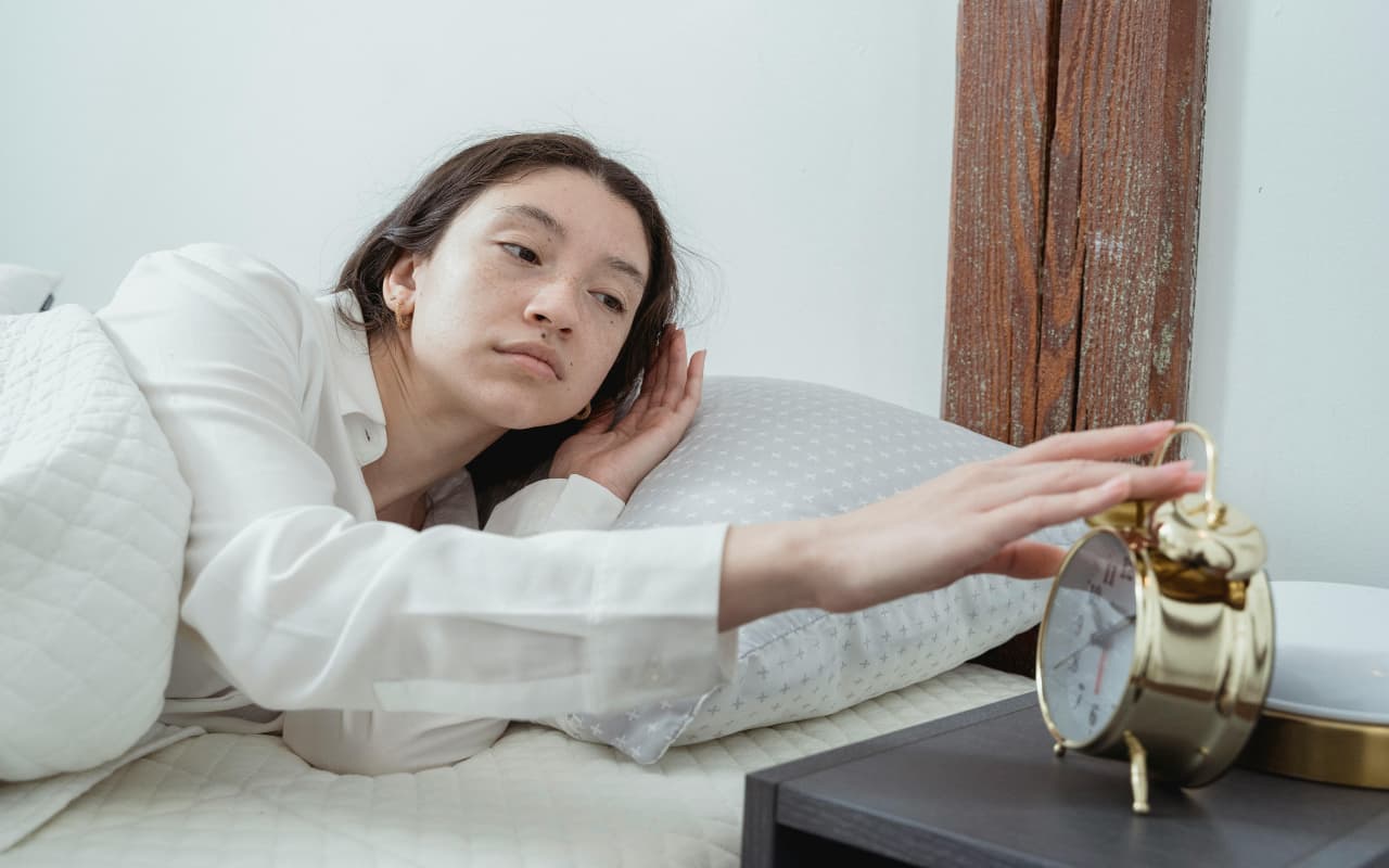 LifeStyle Tips: सुबह जल्दी उठने में हो रही है परेशानी? ट्राई करें ये उपाय