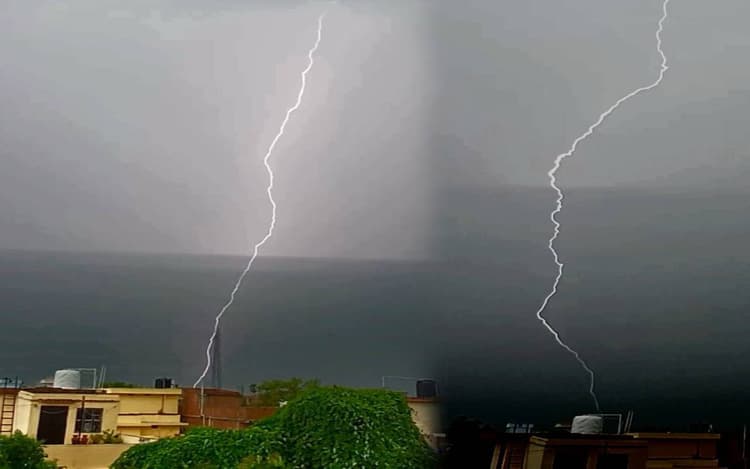 Rain Alert: बिहार के 14 जिलों में तीन घंटे के दौरान बारिश की संभावना, आकाशीय बिजली गिरने का भी अलर्ट जारी