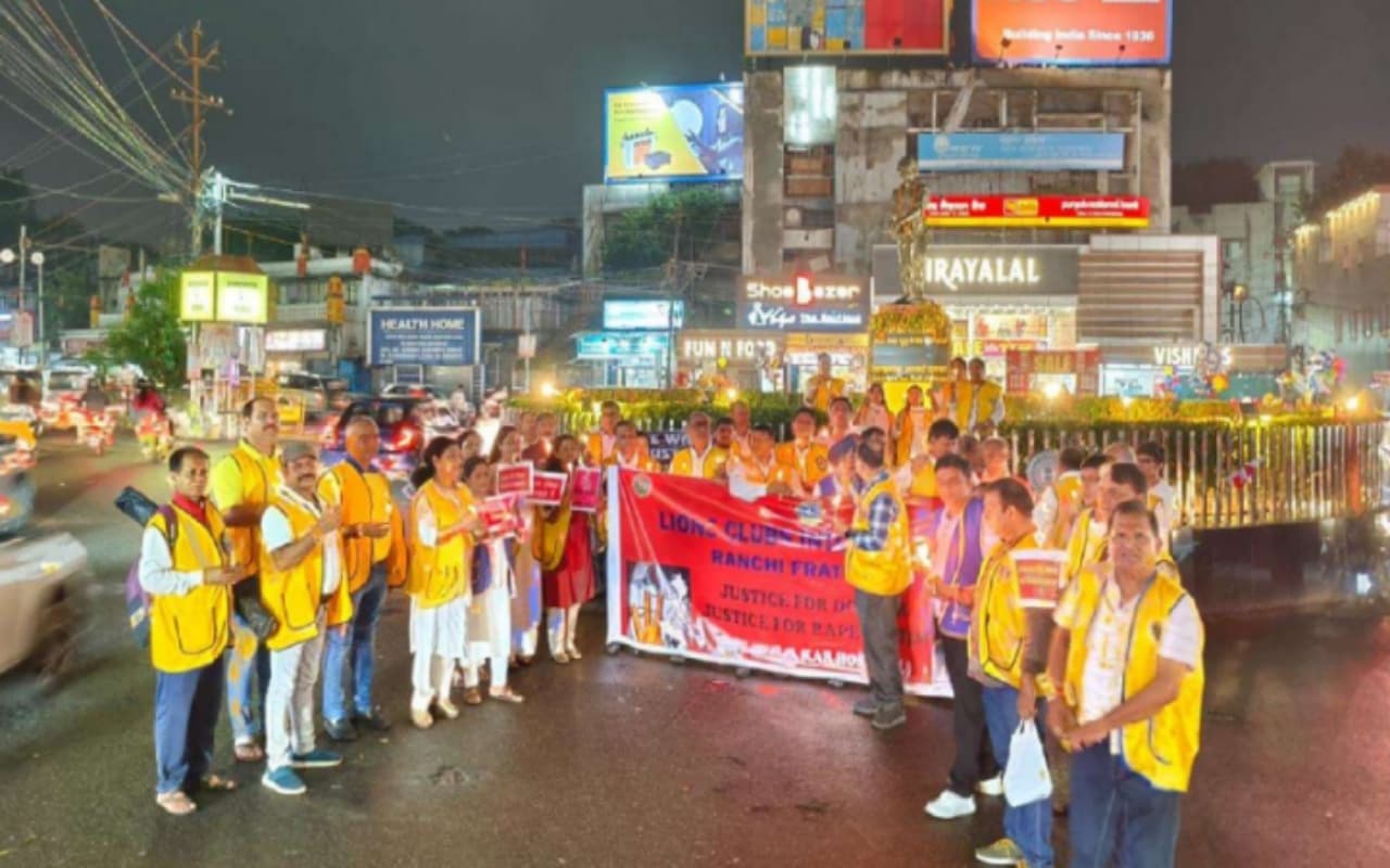 कोलकाता के आरजी कर अस्पताल हत्याकांड की निंदा, लायंस फैटर्निटी रांची की ओर से निकाला गया कैंडल मार्च