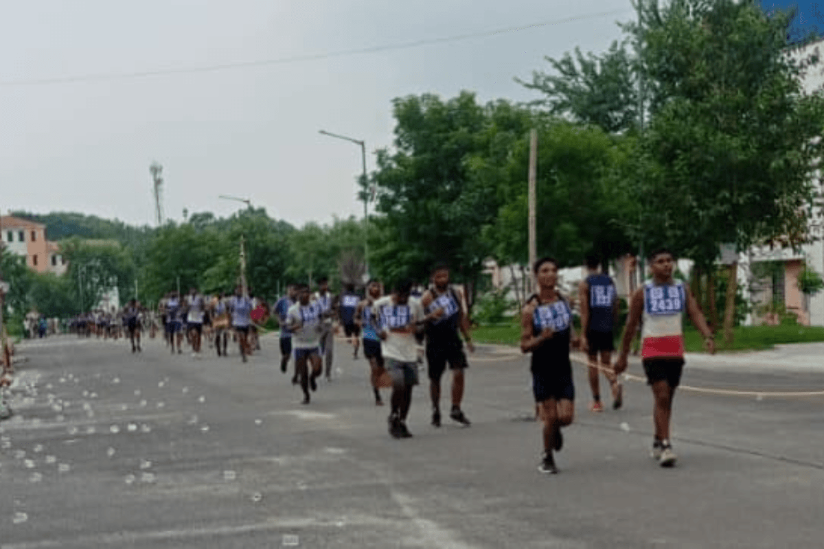 Sarkari Naukri: जादूगोड़ा में उत्पाद सिपाही बहाली के दूसरे दिन मात्र 1945 अभ्यर्थियों ने लगाई दौड़, इतने युवाओं का हुआ चयन