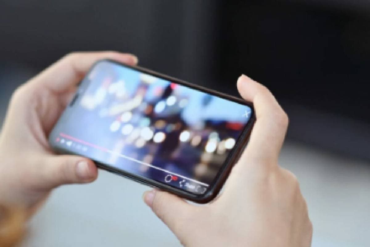 छात्राओं को मोबाइल फोन पर अश्लील वीडियो दिखाता था शिक्षक, ऐसे हुआ मामले का खुलासा