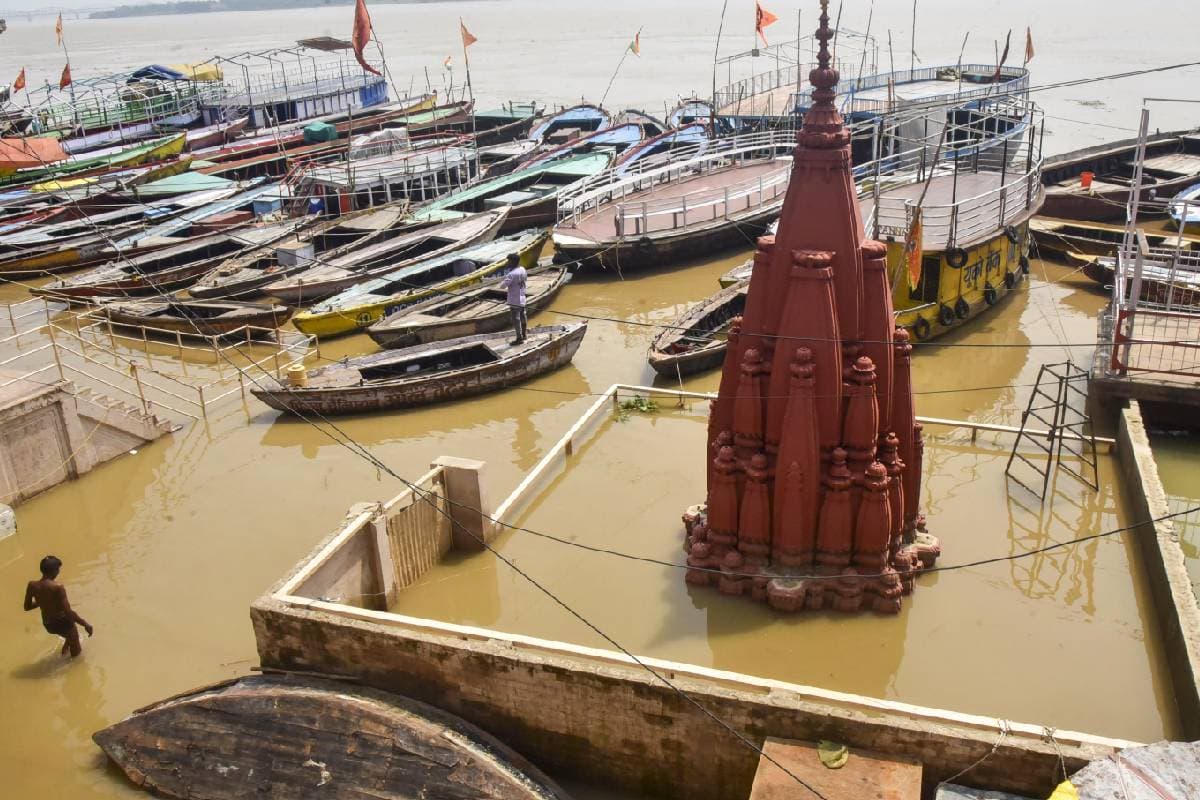 Varanasi Rain : गंगा उफान पर, छत पर किया जा रहा है दाह संस्कार