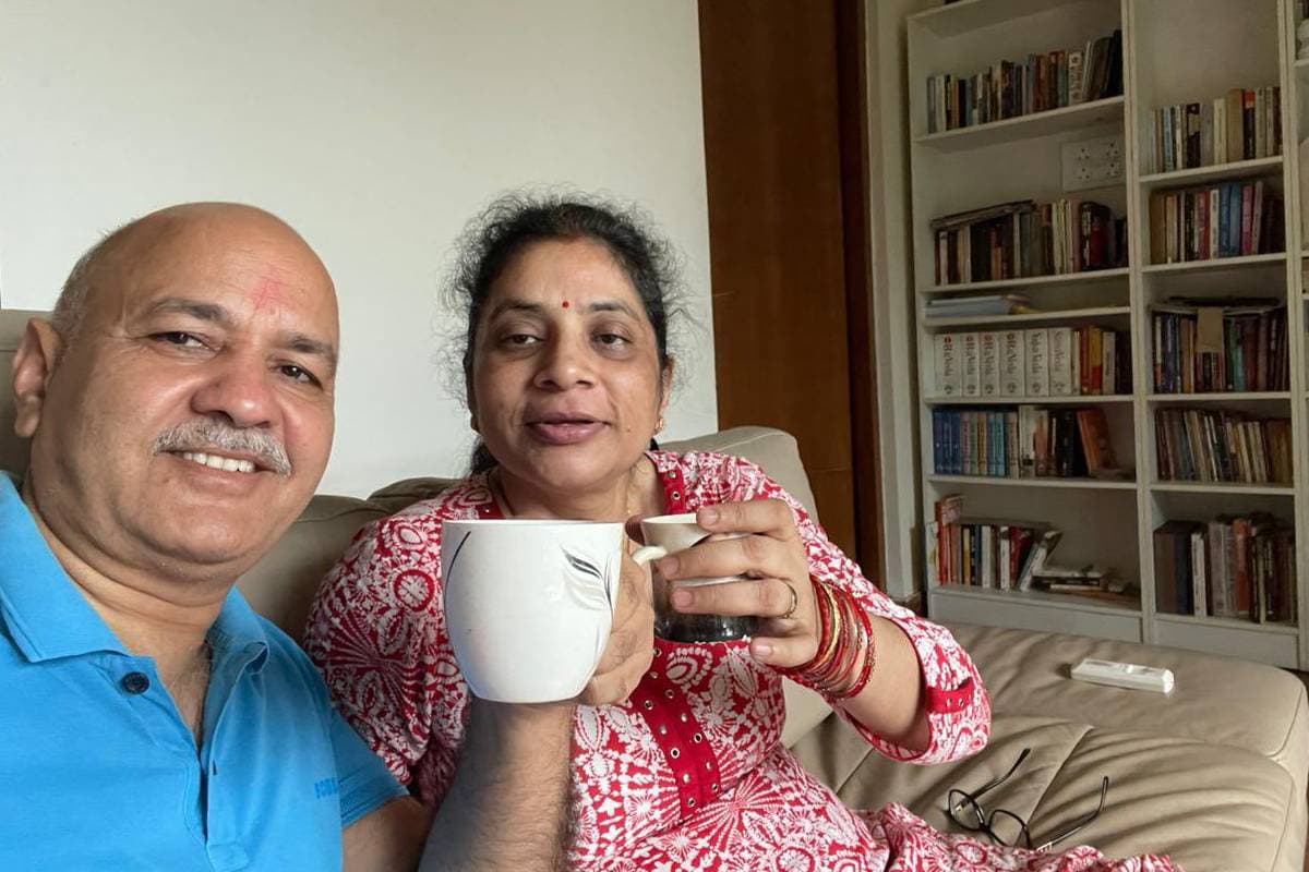 सुबह पत्नी के साथ चाय पीने के बाद हनुमान मंदिर पहुंचे मनीष सिसोदिया