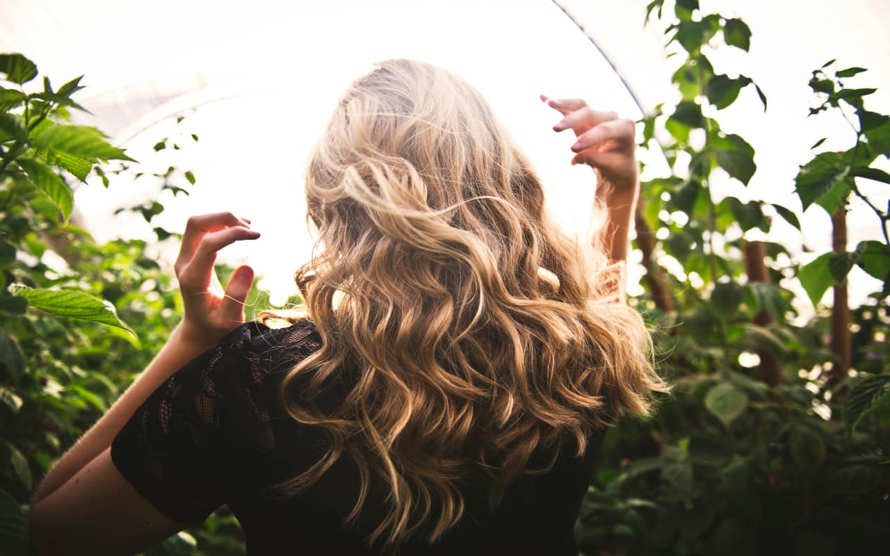 Hair Care Tips: बारिश के दिनों में इस तरह से पाएं डैंड्रफ से छुटकारा, जानें आसान तरीका