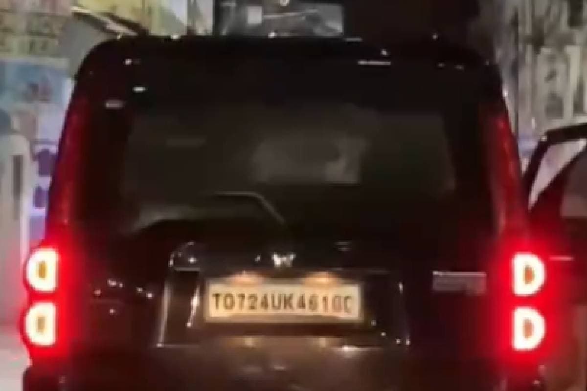 Viral Video : महिलाओं को बीच सड़क पर छेड़ना लड़कों को पड़ा महंगा, पुलिस ने सिखाया ऐसा सबक कि…