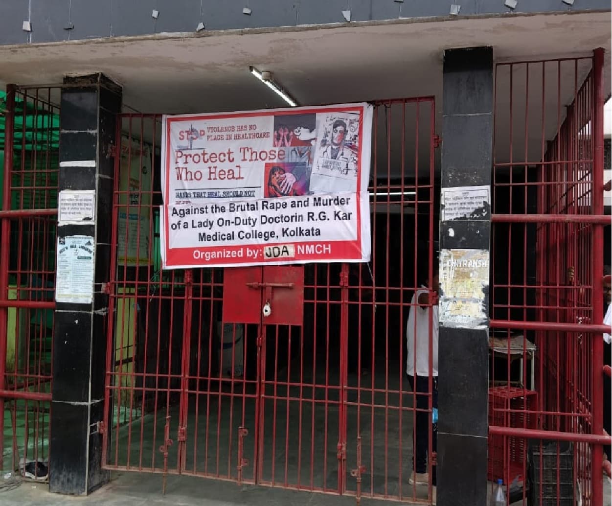 कोलकाता की घटना के विरोध में NMCH में इमरजेंसी सेवा ठप, अनिश्चिकालीन हड़ताल पर गए डॉक्टर