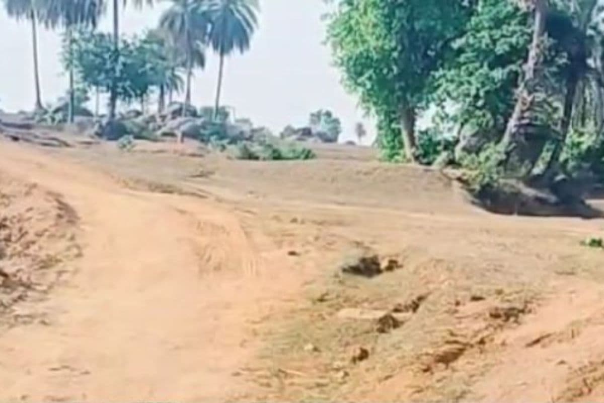 आजादी के 77 वर्षों के बाद भी जहानाबाद के इस गाँव में नहीं है सड़क, मरीजों को चारपाई पर ले जाते हैं अस्पताल