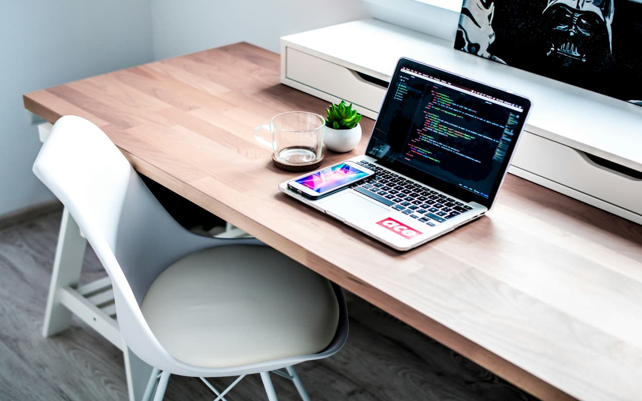 Vastu Tips: जीवन में होगी तरक्की और साथ ही बढ़ेगी सैलरी, आज ही डेस्क पर रख दें ये चीजें
