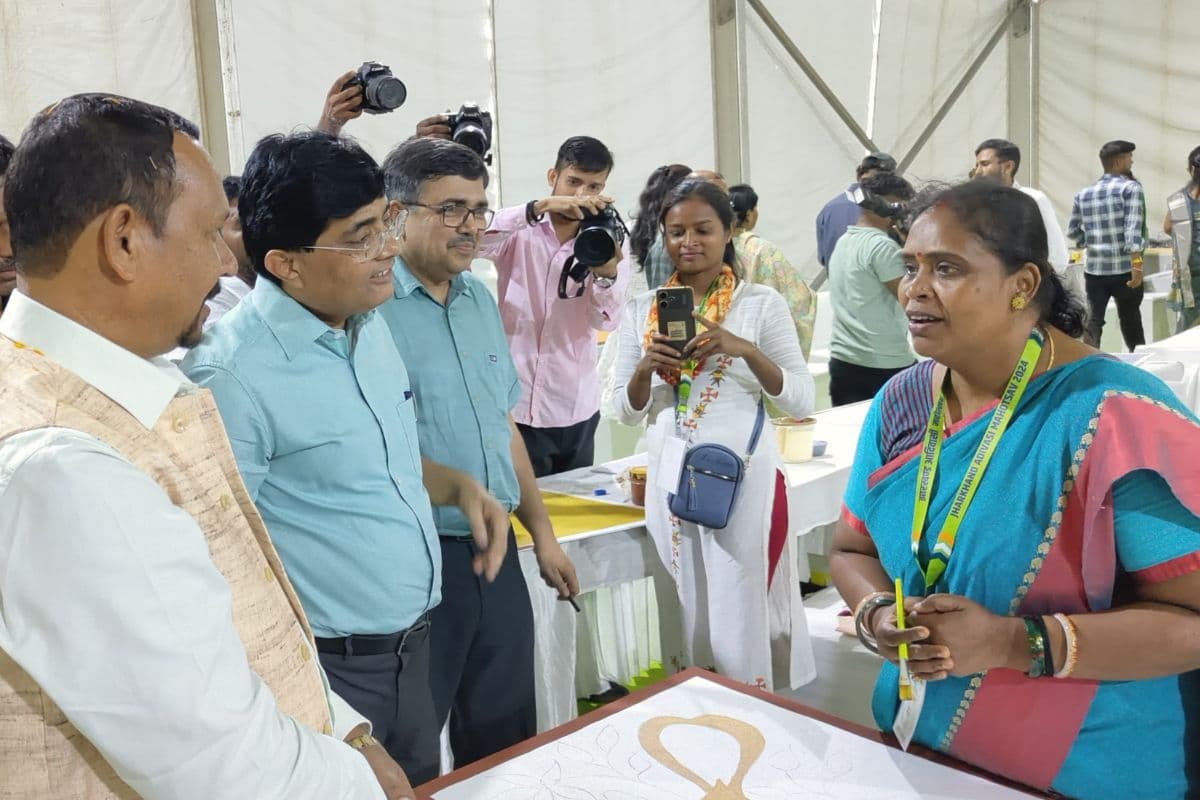 Jharkhand: मंत्री दीपक बिरुआ ने चित्रकला प्रदर्शनी का किया उद्घाटन, कहा-विश्व आदिवासी महोत्सव में दिखेगी समृद्ध संस्कृति