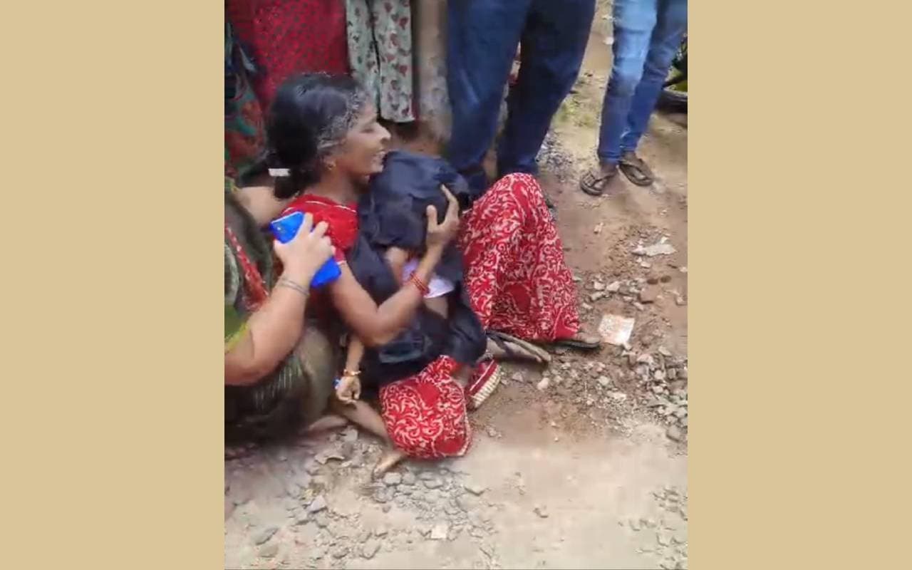 पटना में ट्रैक्टर के टक्कर से 3 साल की बच्ची की मौत, लोगों ने ड्राइवर की जमकर की पिटाई