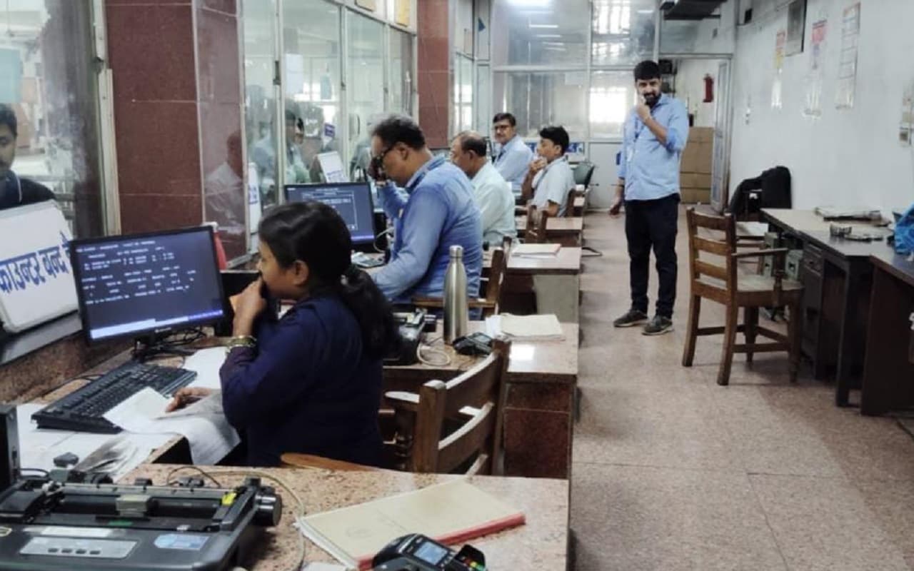 पटना जंक्शन में चोरों ने किया ऐसा हाथ साफ , टिकट बुकिंग काउंटर के कर्मियों के भी छूट रहे पसीने