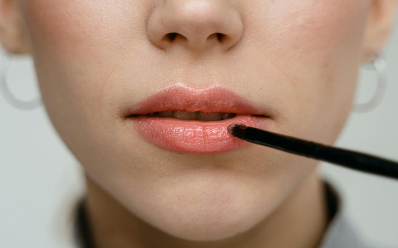 Beauty Tips: काले और बेजान होठों को फिर से बनाएं गुलाबी और खूबसूरत, जानें क्या है तरीका