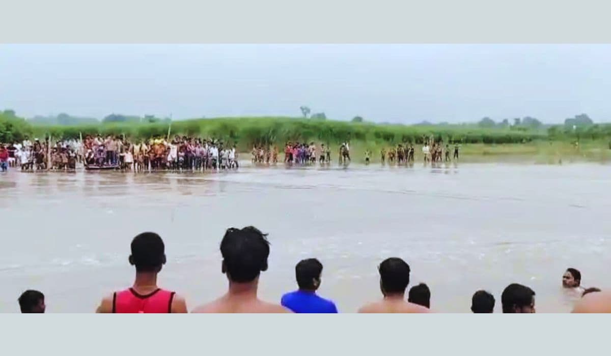 पूर्णिया में मजदूरों से भरी नाव सौरा नदी में पलटी, आधा दर्जन बाइक नदी में लापता, महिला समेत दो डूबने से बेहोश