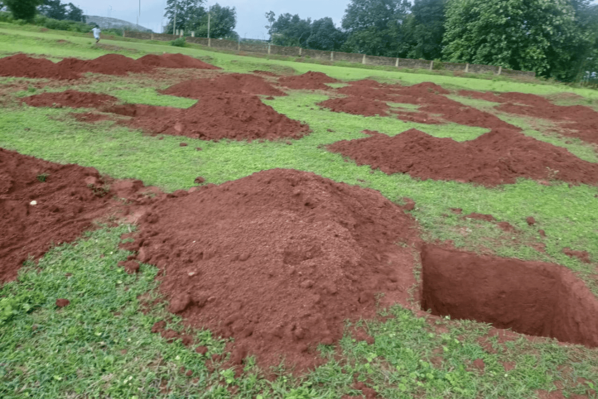 Ranchi News: बरसात खत्म होने को है, किसानों ने कर दिया गड्ढा, नहीं मिल रहा पौधा