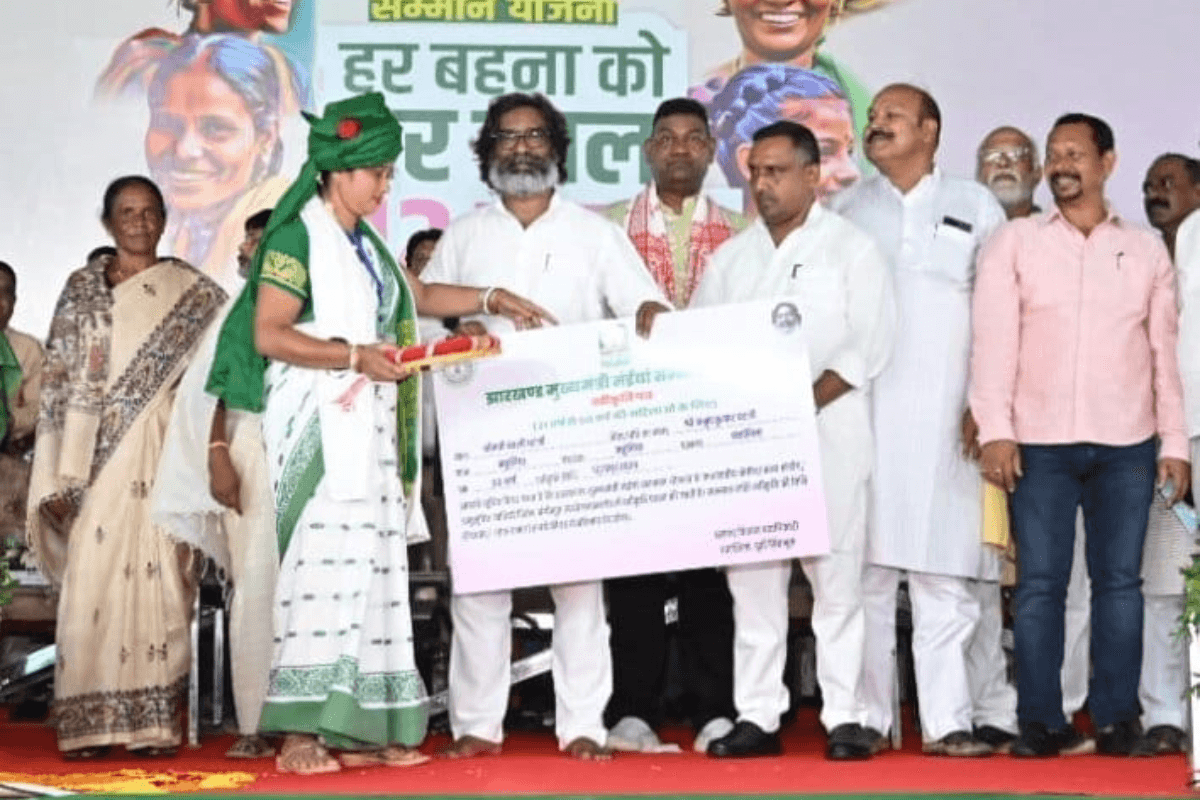Hemant Soren Gift: हेमंत सोरेन ने 5 लाख महिलाओं के खाते में मंईयां सम्मान योजना के तहत भेजे 1-1 हजार रुपये