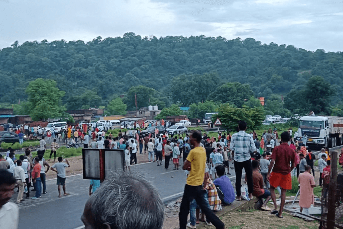 कोडरमा में ग्रामीणों का फूटा गुस्सा, लोगों ने किया सड़क जाम, गांव में पानी घुसने की समस्या से हैं परेशान