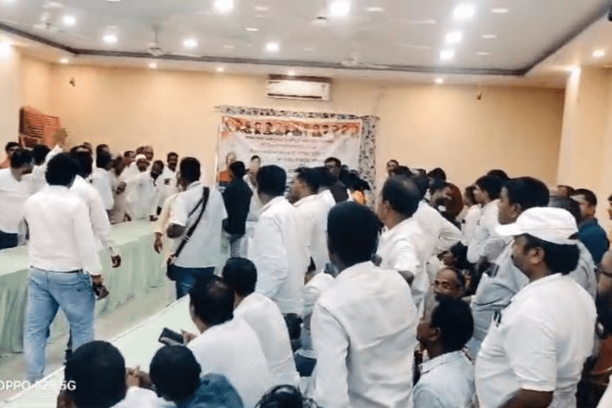 Latehar News: झारखंड कांग्रेस अध्यक्ष के सामने भिडे़ विधायक और जिलाध्यक्ष के समर्थक